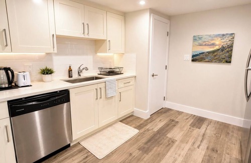 White Rock Bed & Breakfast | Artist Garden Retreat | 2BR | White Rock Beach
