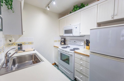 Upper Village Condo | Aspens #439 Prime Ski-in Ski-out Location! Top Floor Unit, Pool, Hot tubs, BBQ