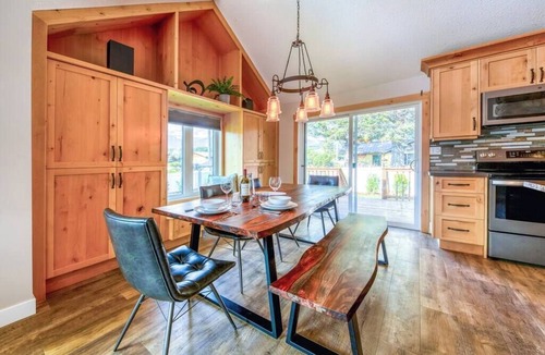 Invermere House | Backyard Oasis - Hot Tub, BBQ, Outdoor Bar
