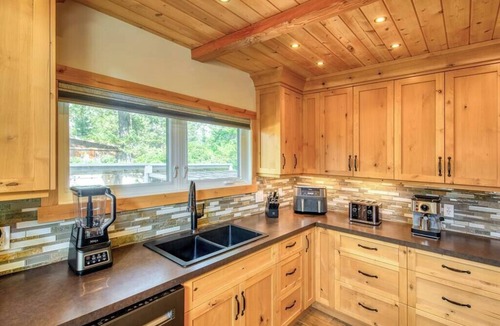 Invermere House | Backyard Oasis - Hot Tub, BBQ, Outdoor Bar