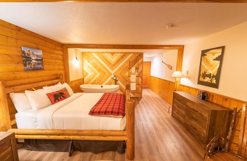 Lake Louise Cabin | Baker Creek | Jacuzzi Suite