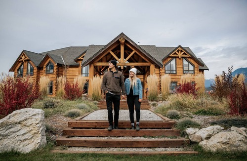 Golden Cabin | Basecamp Lodge Golden | Queen and Two Twins