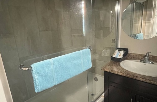 Osoyoos Cabin | Beach cottage oasis Perfectly Located -- 5 min from beach and downtown !