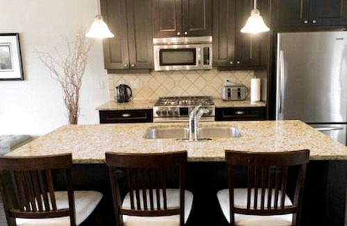 Westbank Condo | Beach/Lake, Heated Pool, Hot Tub, Gym, Spa, SUP, Kayak, Boat Lift Rent, Wineries