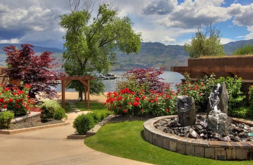 Westbank Condo | Beach/Lake, Heated Pool, Hot Tub, Gym, Spa, SUP, Kayak, Boat Lift Rent, Wineries