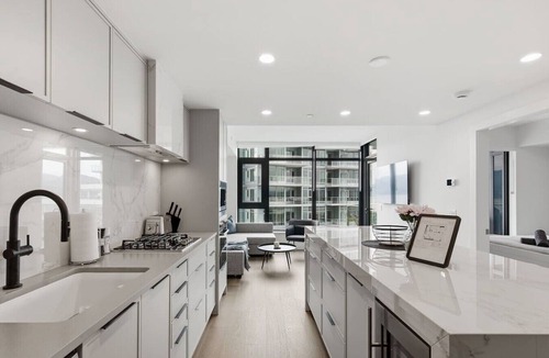 South Pandosy Apartment | Beach Lake View at Aqua 2