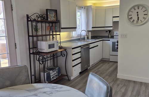 Sylvan Lake Cottage | Beach Retreat with Hot Tub | 1 Block to Beach | Free Parking