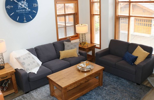 Sun Peaks House | Bear's Den - SKI IN/SKI OUT 3 Bedroom Townhouse