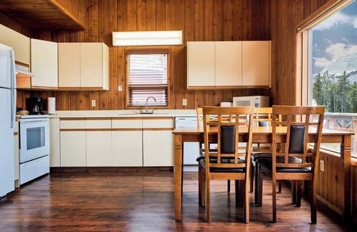 Canmore Ski Chalet | Beautiful Chalet in the Mountains with Pool and Hot Tubs