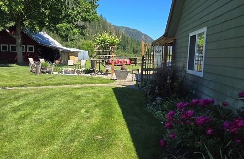 Mara House | Beautiful country side cottage just off the Shuswap river in Mara, BC.