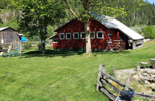 Mara House | Beautiful country side cottage just off the Shuswap river in Mara, BC.