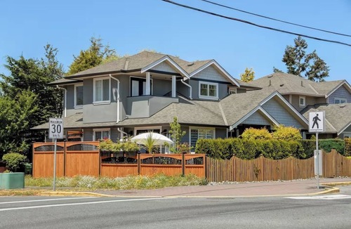 Booktown House | Beautiful Executive Home close to the Ocean
