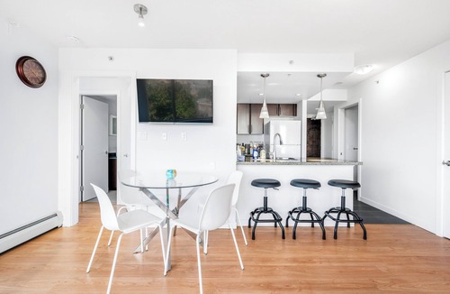 Crosstown Condo | Beautiful Garden View Pool+Hot Tub+Sauna/Large Free Parking