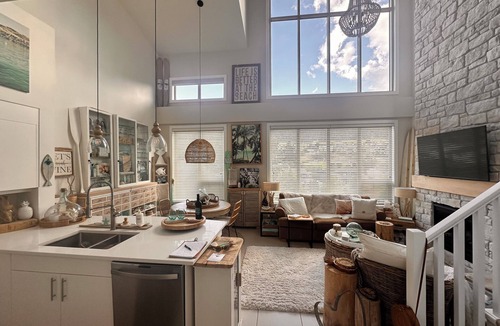 Vernon Apartment | Beautiful Lake Loft w/roof top patio on Okanagan Lake w/pool and hot tub!