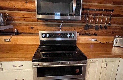 Thompson-Nicola Regional District House | Beautiful Log Home with Fireplace and Deck on 160 acres. Pet friendly