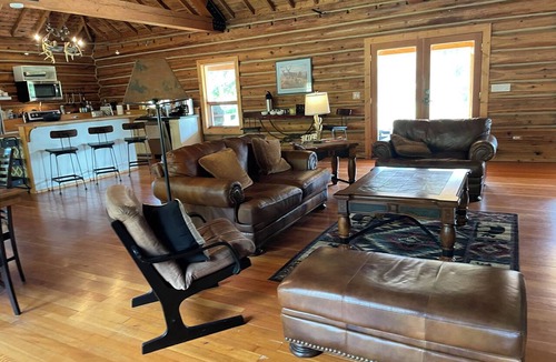 Thompson-Nicola Regional District House | Beautiful Log Home with Fireplace and Deck on 160 acres. Pet friendly