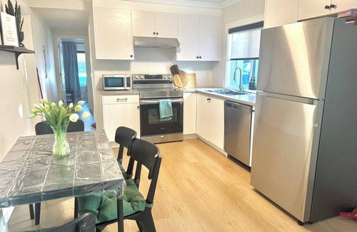 Canyon Heights House | Beautiful Mountain Home, 2 BD Suite, mins from Grouse MT/DT. Easy Transit