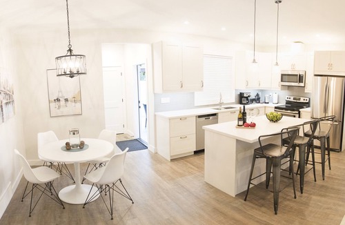 South Pandosy Cottage | Beautiful, New, Luxurious 2 bedroom/2 Bath Carriage House