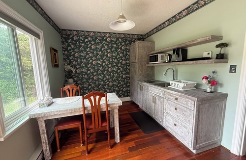 Saanich East Apartment | Beautiful One bedroom apartment in Cadboro Bay Village, Close to beach and Uvic