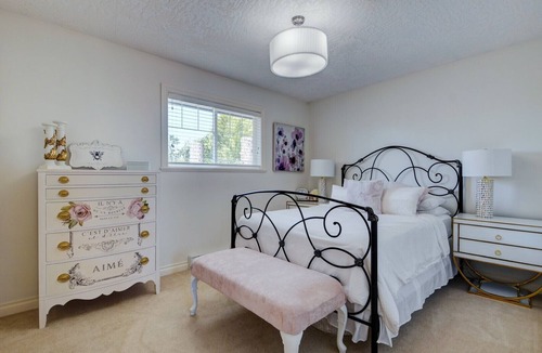 Booktown House | Beautiful Spacious Executive Home, 5 Min Walk to Town and Ocean