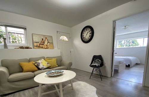 Hollyburn House | BEAUTIFUL- Well Lit -1 bed West Vancouver Home