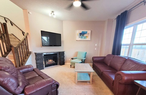 Panorama Hills House | Beautifully upgraded home- 2 min from restaurants, grocery, shops & Stoney Trail