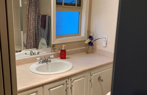 Fairfield Bed & Breakfast | Bed/Bathroom /Breakfast