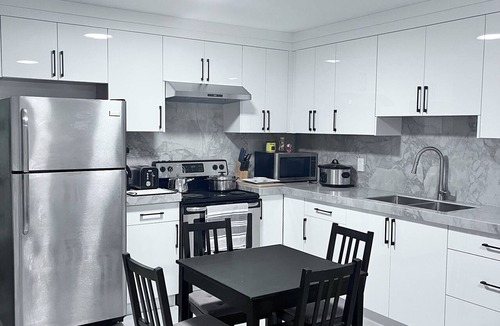 Delta House | Best Value: Spacious 2BR/Near Vancouver+Parking