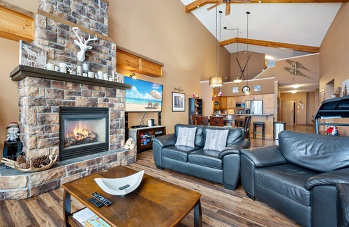 Snow Pine Estates Villa | Blackrock 6 - Ski In/Out, Private Hot Tub & Mtn View. Sleeps 13