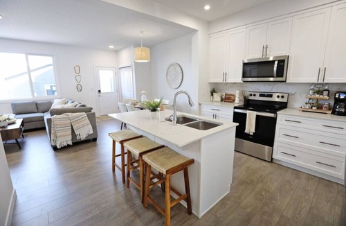 Northwest Edmonton House | BoHo Retreat with King Beds|A/C|Near Henday & WEM