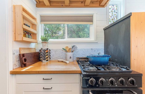 Swansea Point Cabin | Boutique Tiny Home Escape | Private Spa Gazebo, Hot Tub & Pizza Oven