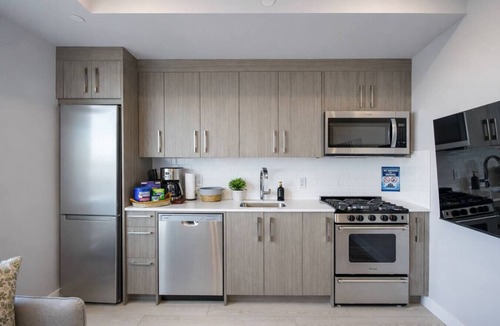 Kensington Apartment | Brand New King Bed Suite| Gym| UG Park| Kensington