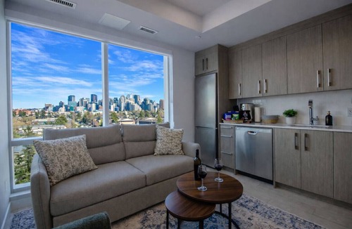 Kensington Apartment | Brand New King Bed Suite| Gym| UG Park| Kensington