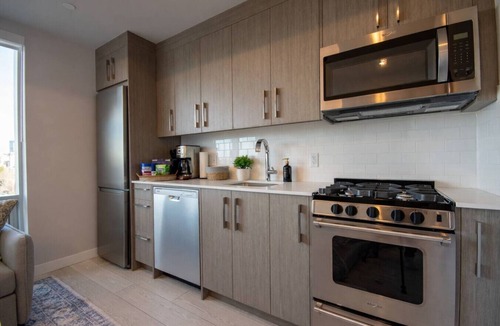Kensington Apartment | Brand New King Bed Suite| Gym| UG Park| Kensington
