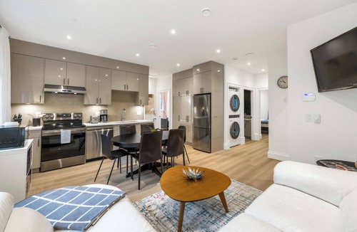 Dunbar House | Brand-new Luxury Dunbar 3BR Home | Sleeps 6 | Near UBC, Parks, Beaches & Shops