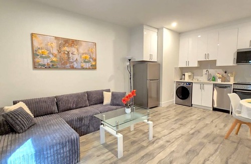 Burke Mountain House | Brand New Luxury Mountain Escape, Beautiful Zen Interiors, 10 mins to Downtown