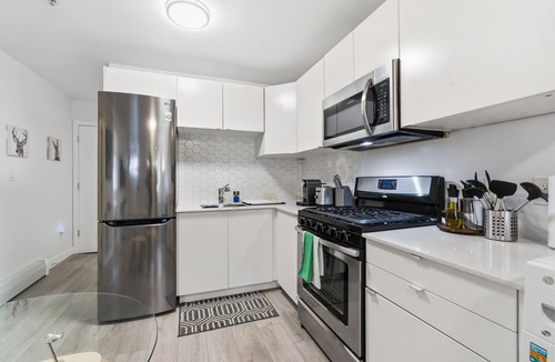 Riley Park House | Bright 2-Bed Garden Suite, Walk to Main Street