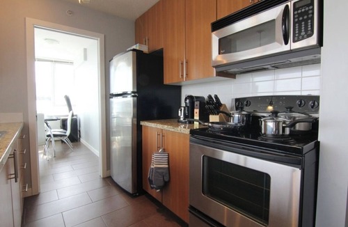 Gastown Apartment | Bright 2-bedroom apartment with Portable AC in gorgeous Vancouver