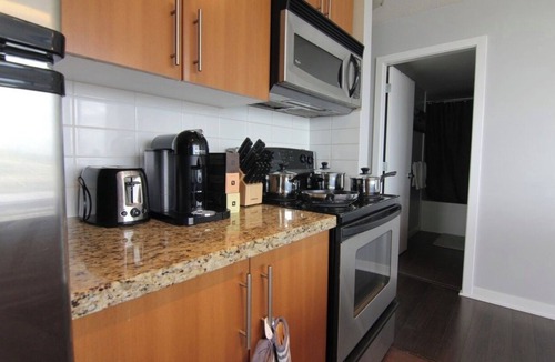 Gastown Apartment | Bright 2-bedroom apartment with Portable AC in gorgeous Vancouver