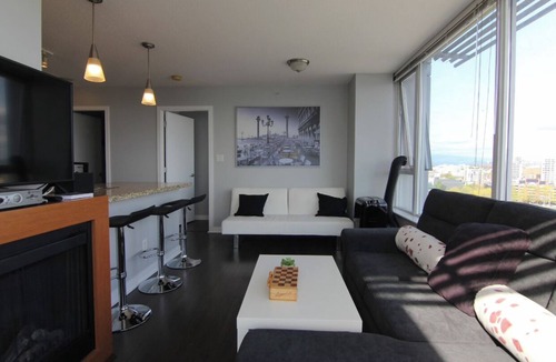 Gastown Apartment | Bright 2-bedroom apartment with Portable AC in gorgeous Vancouver