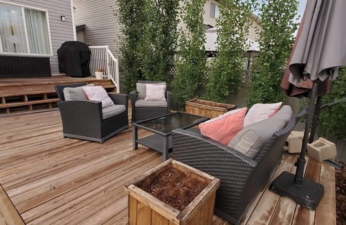 Airdrie House | Bright 2-Story 3BR Home w/Backyard Fire Pit Stay! Close to the Rocky Mountains