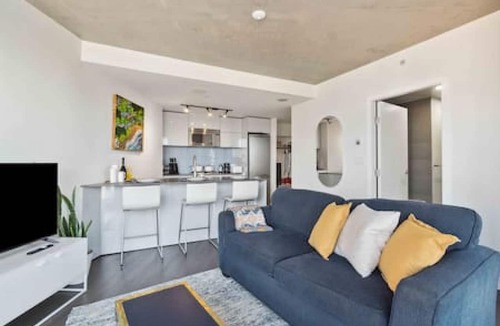 Gastown Apartment | Bright 21st-Floor Condo, Skyline Views in Gastown