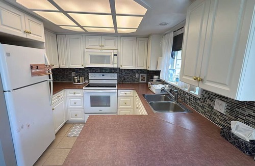 Steveston House | Bright and Cozy Modern Suite in Steventon Richmond