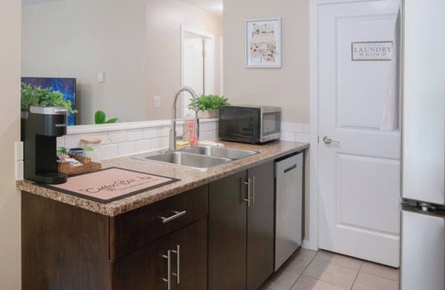 Langford House | Bright and spacious 2 bedroom suite free parking in Victoria