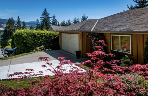 West Porpoise Bay House | Bright And Spacious 3-Bedroom West Coast Rancher