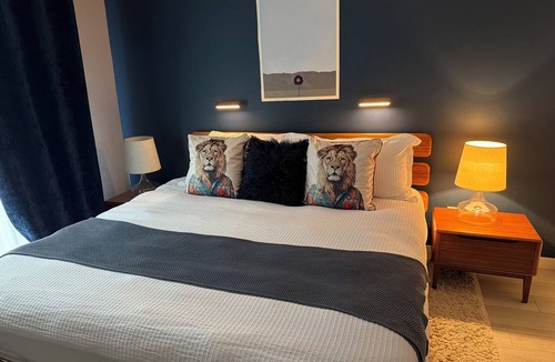Coquitlam Bed & Breakfast | Bright, Art Filled 2Bed in the Heart of Coquitlam Parks, SkyTrain & Brewers Row