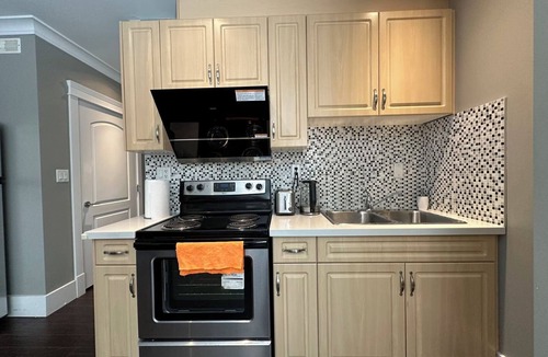 Vancouver South House | Bright & Cozy 1B1B-Near YVR/DT/Free Parking