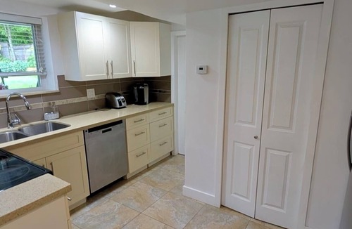Upper Lonsdale House | Bright & Cozy Garden Level Suite