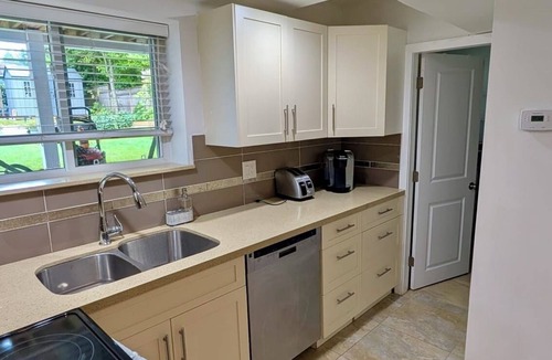 Upper Lonsdale House | Bright & Cozy Garden Level Suite