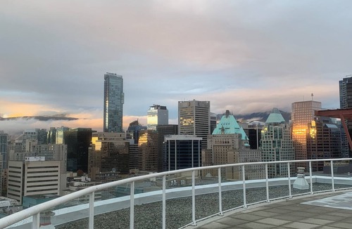 Downtown Vancouver Apartment | Bright Designer Loft in Downtown Vancouver – Fully Furnished – Walk to SkyTrain